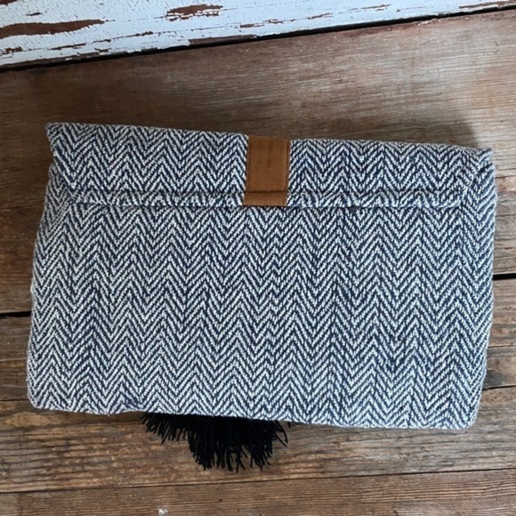 The Royal Standard Tassel Jute Clutch - Picture 3 of 6